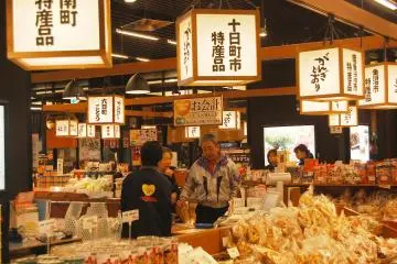<p>Pasar tradisional di dalam Stasiun Echigo-Yuzawa, Anda bisa menemukan berbagai jenis souvenir dan cemilan di sini.</p>