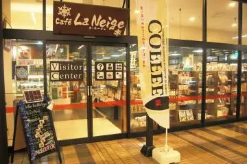 <p>Pusat pengunjung dan cafe La Neige di Stasiun Echigo-Yuzawa</p>