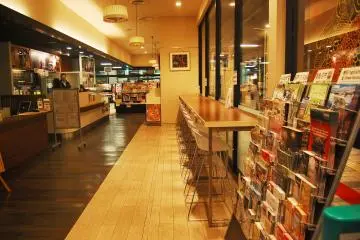 <p>Tampilan dalam pusat pariwisata di Stasiun Echigo Yuzawa</p>
