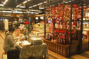 <p>Pasar tradisional di dalam Stasiun Echigo-Yuzawa, Anda bisa menemukan berbagai jenis souvenir dan cemilan di sini.</p>