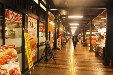 <p>Toko dan pasar tradisional di Stasiun Echigo-Yuzawa</p>