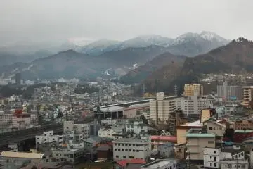 <p>Kota Yuzawa dari atas, dikelilingi oleh pegunungan bersalju.</p>