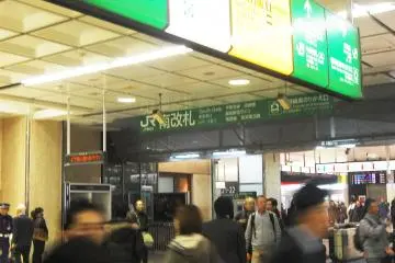 มีผู้โดยสารประมาณ 200000 คนเดินทางออกจากสถานีโอมิยะทุกวัน