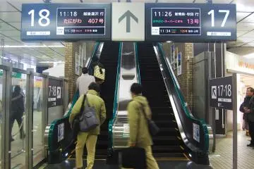 ไปรางที่่ 17 และ18 รางรถไฟชันคันเซนในสถานีโอมิยะ