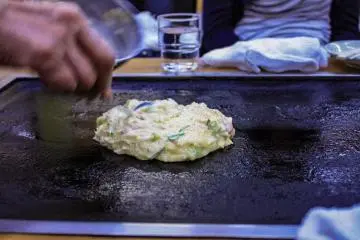 Cooking the okonomiyaki