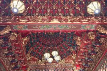 Look up at the ceiling. Tremendous numbers of ornaments and other colorful decorations will make you feel giddy. This is one manifestation of the energy focus of Feng Shui.
