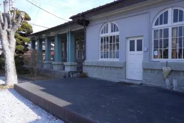<p>This building was designed by a pupil of Frank Lloyd Wright.</p>