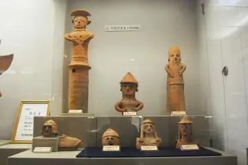 <p>Human figures of Haniwa</p>