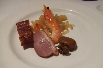 All courses start with hors d’oeuvre such as grilled shrimp and pork, flavored jellyfish and steamed octopus.