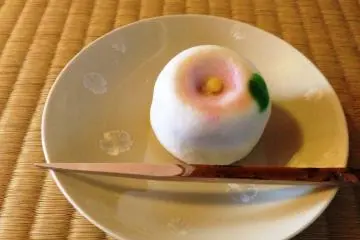 <p>Les douceurs Wagashi &agrave; la c&eacute;r&eacute;monie du th&eacute; sont un d&eacute;lice pour les yeux</p>