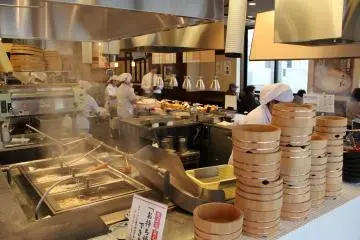 <p>Udon noodles are created and boiled, and tempura is sliced, breaded and fried right before your eyes</p>