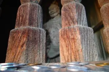 <p>Les donations &agrave; la porte principale</p>