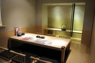 6인용 객실. 호리다다미식으로 다리를 뻗을 수 있어 외국인도 걱정하지 않는다.
