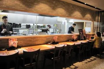 카운터석. 카운터에는 유리로 되어 있어 냄새가 새지 않는다