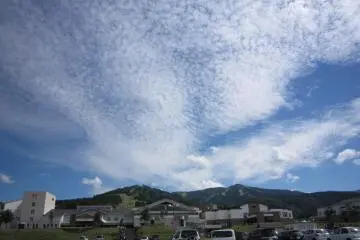 가을 하늘의 정어리 구름을 배경으로 한 호텔 정면 전경
