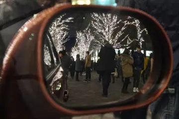 <p>The crowds on the streets,&nbsp;shopping and enjoying the illumination, add&nbsp;to the festive Christmas mood in the back lanes of the&nbsp;Marunouchi Building.</p>