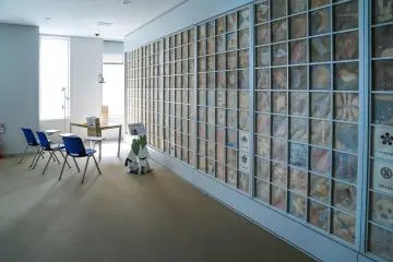 <p>Lightly blue wall is&nbsp;well thought out with Japanese&nbsp;paper and a children's design.</p>