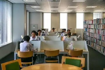 <p>Good spot from which&nbsp;to view&nbsp;Kitanomaru-koen outside</p>