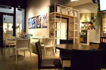 Cafe Asan's interior is clean but not overly sleek, which kind of resembles a well-kept home.&nbsp;