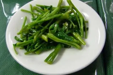 They also think it important to eat seasonal foods. Foods in season are not only delicious but also have more nutritional and medicinal value than food out of season.