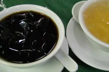 'Senso' gelatin and ‘Ohgyo-chi’ (愛玉冰 380 yen). Ohgyo-ch is a fruit gelatin with lemon syrup. This mysterious fruit is rich in pectin and coagulates by itself. When you chew it, you feel an interesting sensation; a bit elastic but not so hard. Once you exp