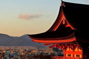 <p>หลังคาของประตูนิโอ-ม่อน และตัวเมืองเกียวโต มองจากประตูไซ-ม่อน ที่อยู่ใกล้ ๆ</p>