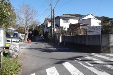 <p>The walk starts at this lane next to Maedabashi bus stop, on the bus route between Zushi and Yokosuka stations</p>