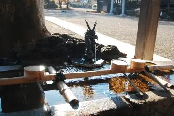 <p>Chōzuya atau kolam penyucian untuk membersihkan tangan dan membasuh mulut.</p>