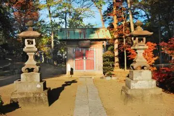 <p>Sessha/massha, tempat penyimpanan peralatan kuil.</p>