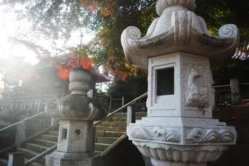 <p>Lampu berbahan batu di kuil ini.</p>