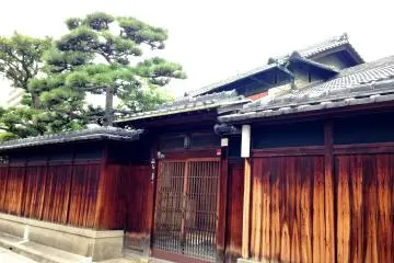 <p>The aged patina of these old family houses add charm to the townscape of old Kishiwada</p>