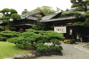 <p>The Ganko Restaurant is set in manicured gardens next to Kishiwada Castle</p>