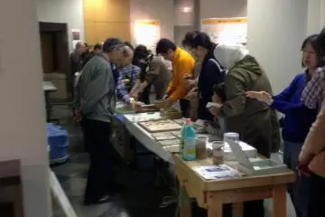 ในวันเสาร์ที่ชั้น 1 ผู้ที่จ่ายค่าธรรมเนียมจะได้เข้ามาในเวิร์คชอปเพื่อทำกระดาษ คุณไม่อยากประดิษฐ์กระดาษจากกล่องนมหรือ?