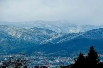 만수인 근처의 눈 덮인 산들
