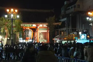 The orderly lined-up&nbsp;crowds start&nbsp;outside the Kaminarimon&nbsp;and continue&nbsp;all the way to Komagata&nbsp;square around 500 meters away. The lines proceed with extensive security staff helping the orderly process.