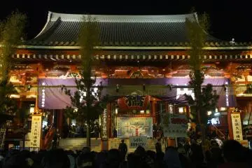 Crowds moving slowly to the final stairs leading to the entrance of&nbsp;the shrine. Wear&nbsp;good clothing to keep yourself warm, as it might&nbsp;be around&nbsp;90-120 minutes of slow walking until you reach the shrine.