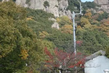 가장 가까운 주차장은 30분 내리막길이지만 절에 닿기 위해서는 산꼭대기까지 걸어가야 한다