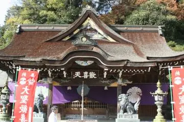 The hall&nbsp;defended by two guardians