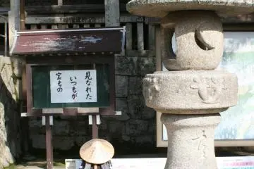 A pilgrim's belongings rest near the hall
