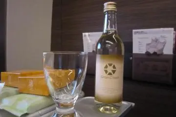 GranClass white wine served to your heart's content. They are tasty and what's more, free!