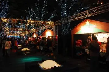 Christmas market that sells Christmas merchandise, snacks and winter drinks