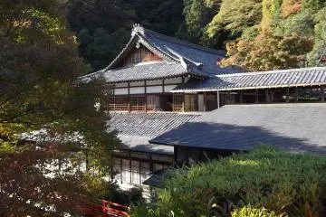 사원의 건물들은 자연환경과 조화를 이루며 산다