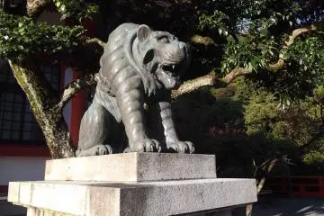 사원의 수호 사자들 중 한 명