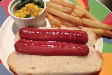 <p>The "Little Captains"&nbsp;hot dog comes with&nbsp;fries, vegetables, a scoop of ice cream and drink</p>