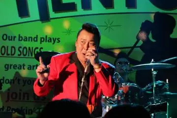<p>Crooning a ballad, '50s style</p>