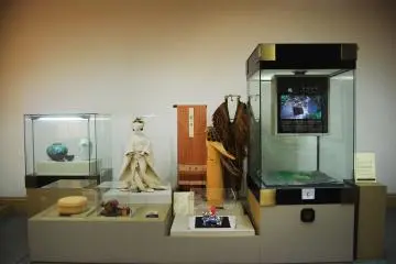 <p>Unique artifacts and traditional dress</p>