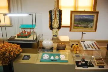 <p>Unique artifacts and traditional dress</p>