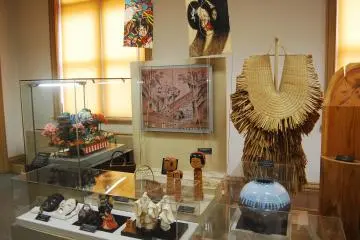 <p>Unique artifacts and traditional dress</p>