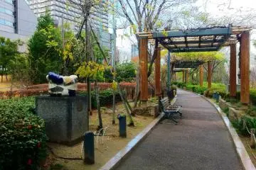 <p>Sculpture walk leading to the ARTCOURT gallery</p>