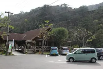 <p>If this parking lot is full the attendants will stop you at one of the lots along the roadway further away from the campground</p>